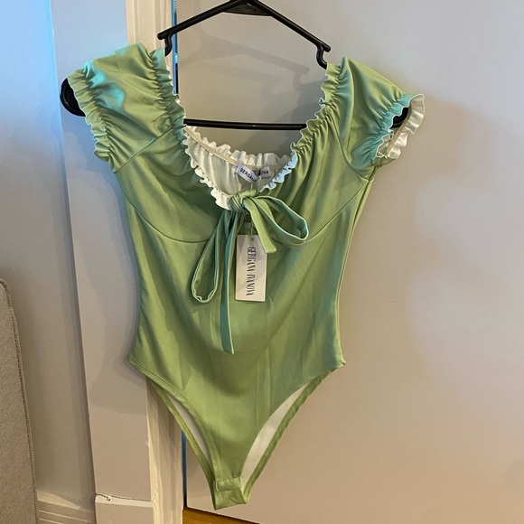 NWT TAYLOR OFF THE SHOULDER BODYSUIT IN GREEN - Picture 9 of 12